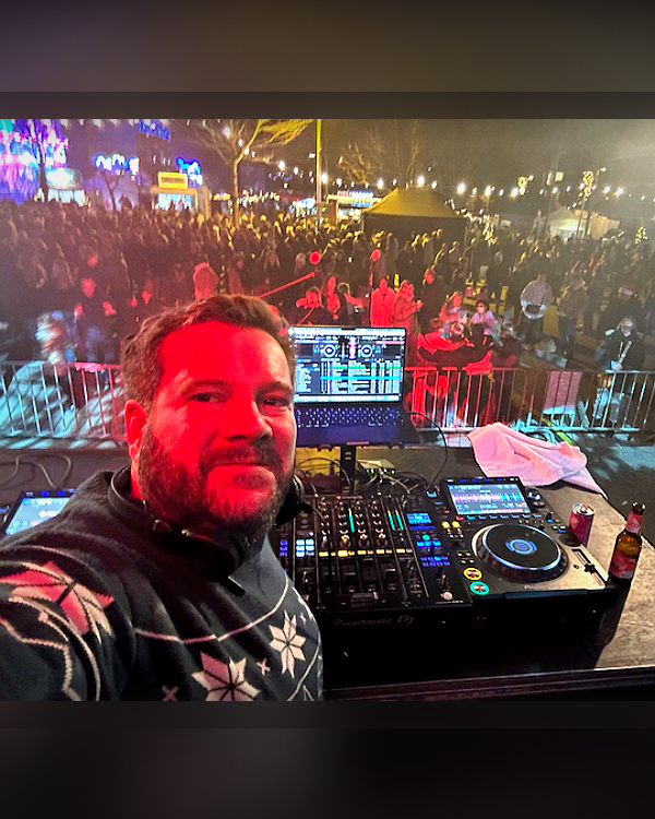 Andy Veltjen achter de DJ-booth