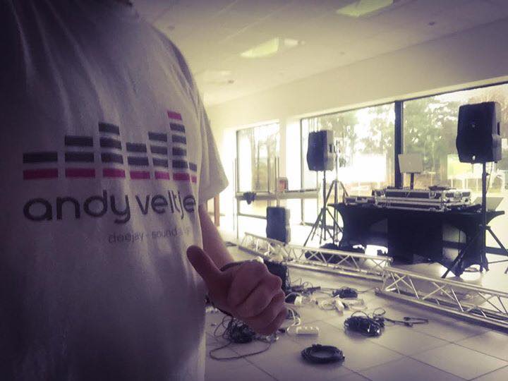 DJ Andy Veltjen draait op een feest in Limburg