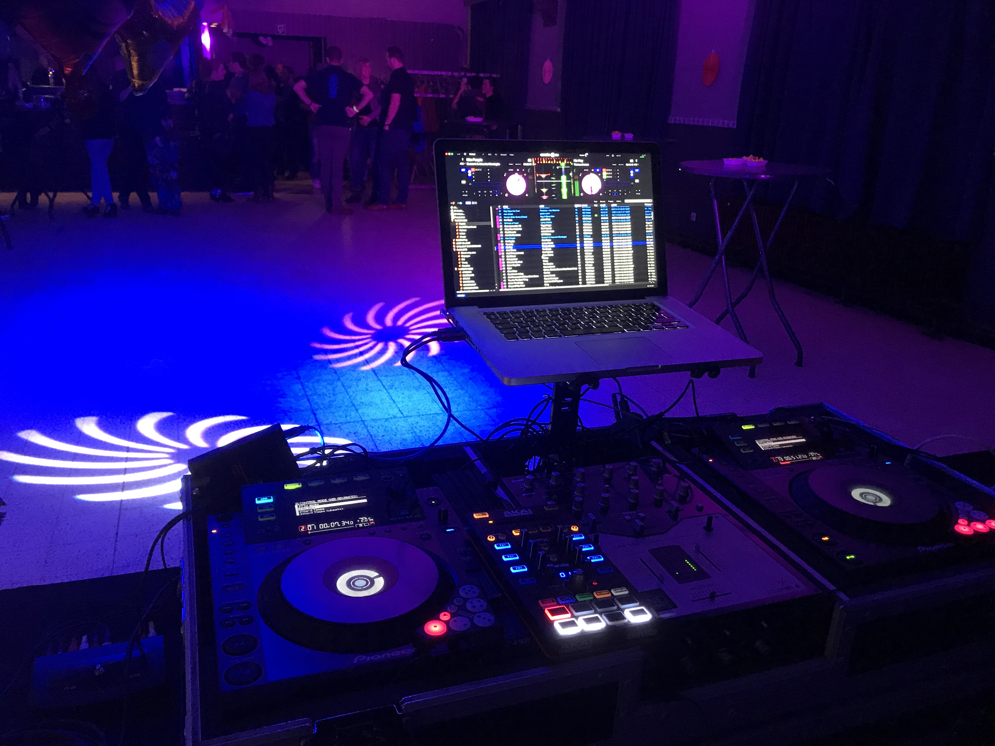 DJ booth met Pioneer CDJ setup op evenement