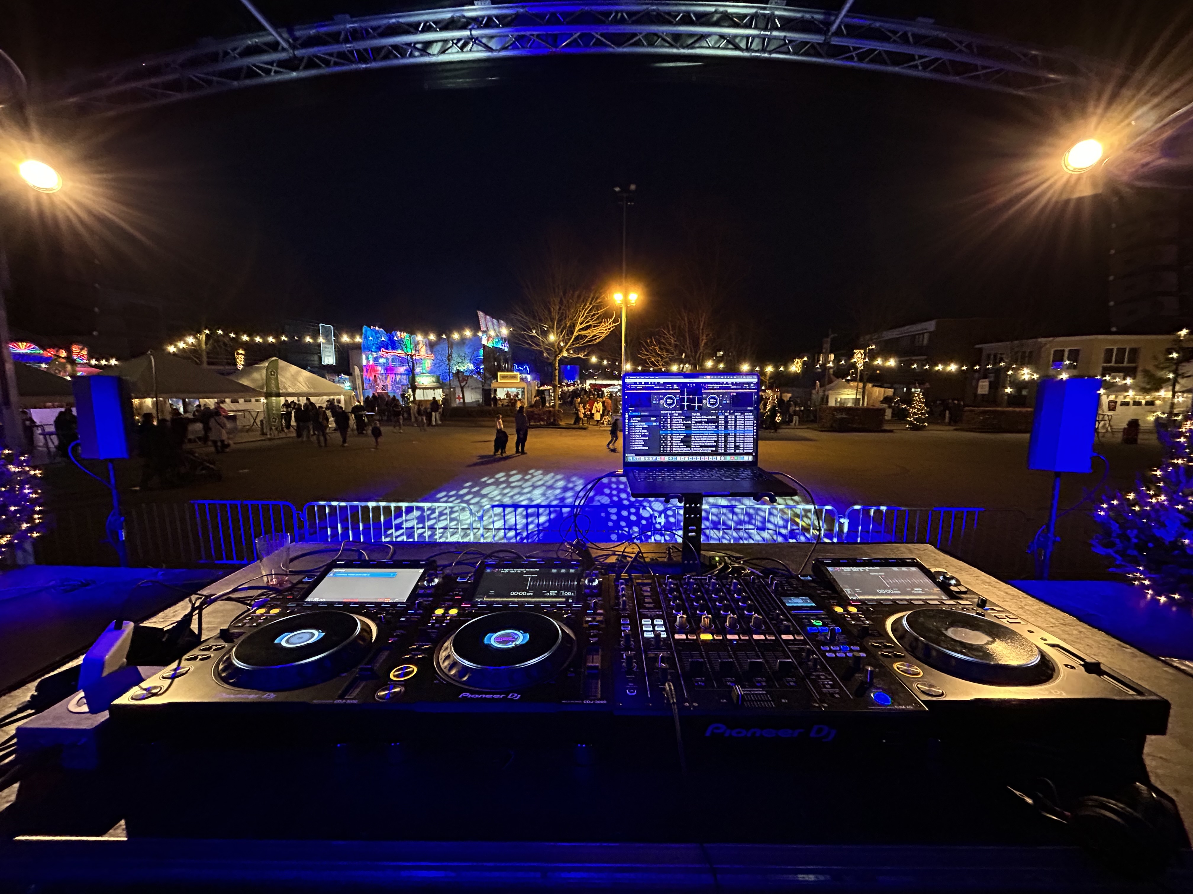 DJ Andy Veltjen achter de draaitafel op een fuif
