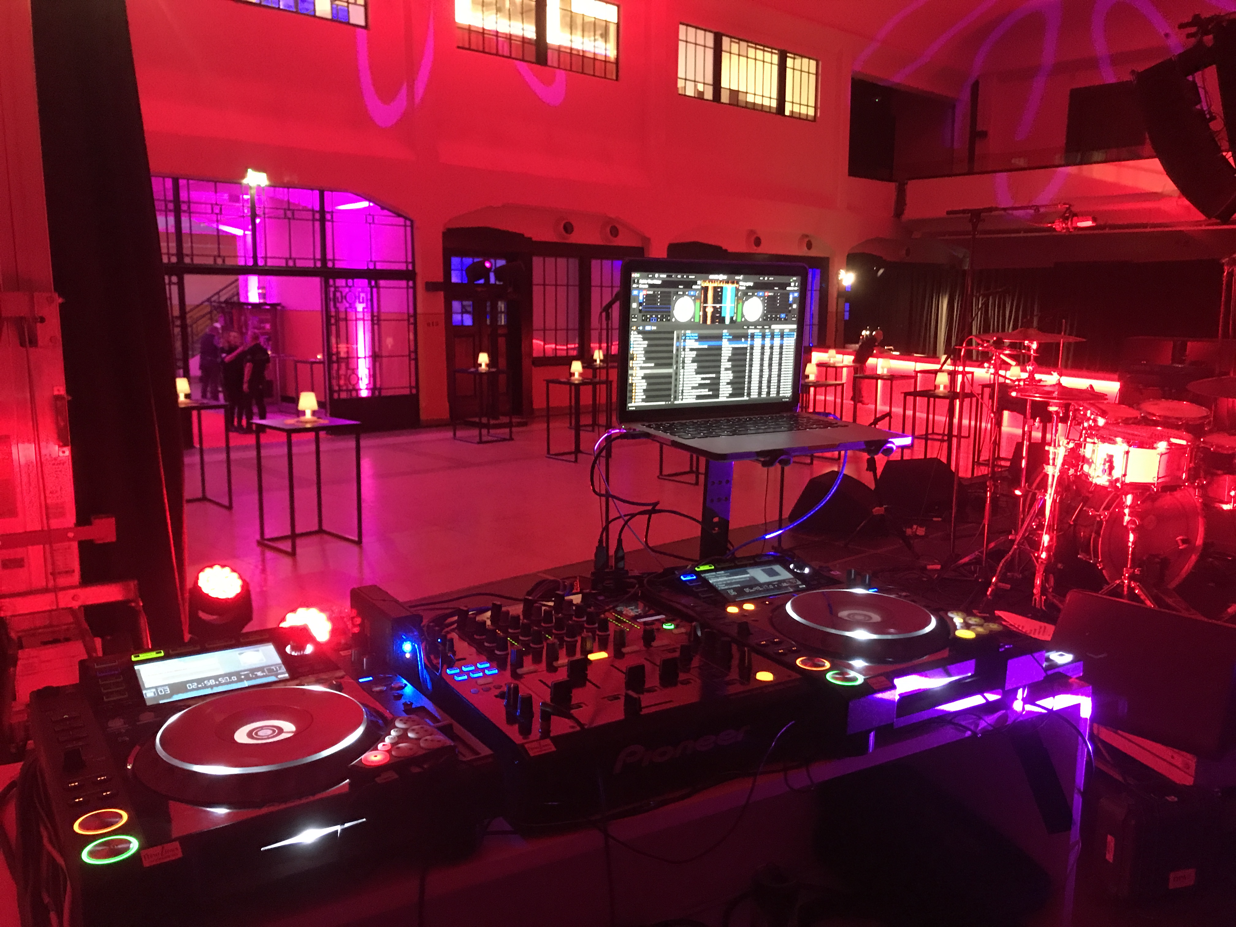 Sfeervolle lichtshow door DJ Andy Veltjen op een feest