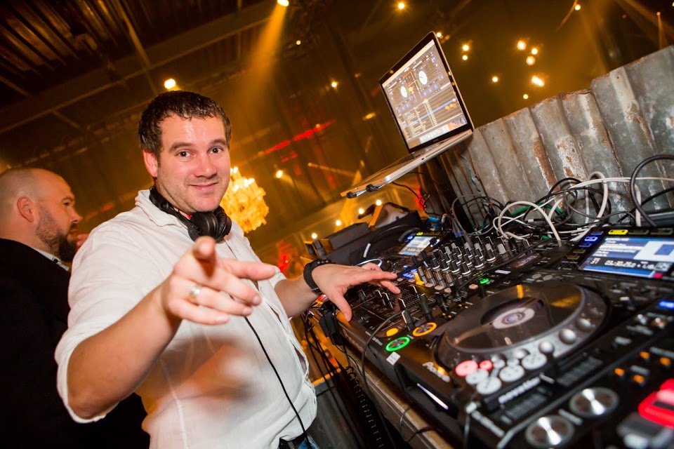 DJ installatie geluid en licht op een bedrijfsevenement