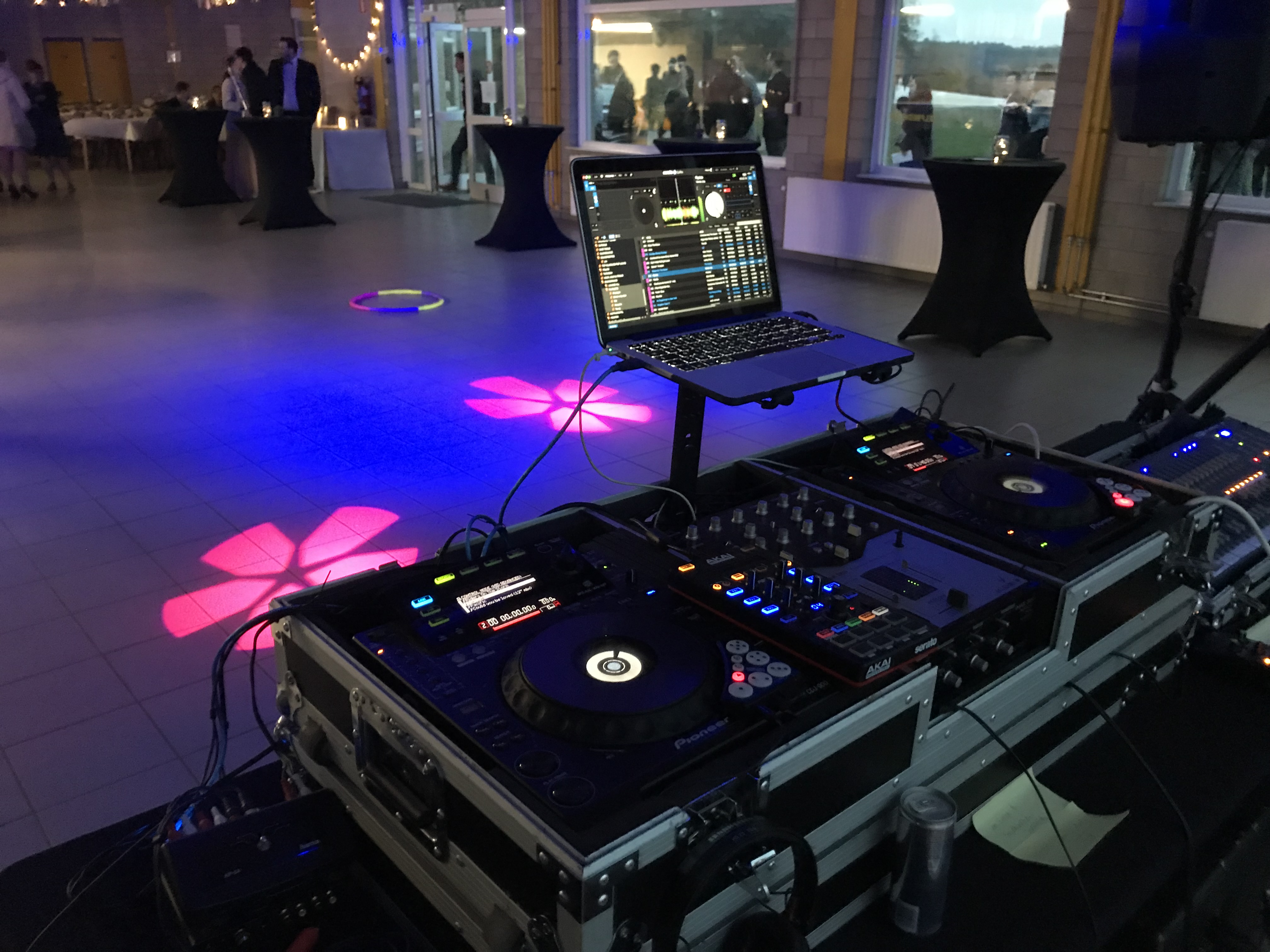 Publiek geniet van muziek op maat bij DJ Andy Veltjen