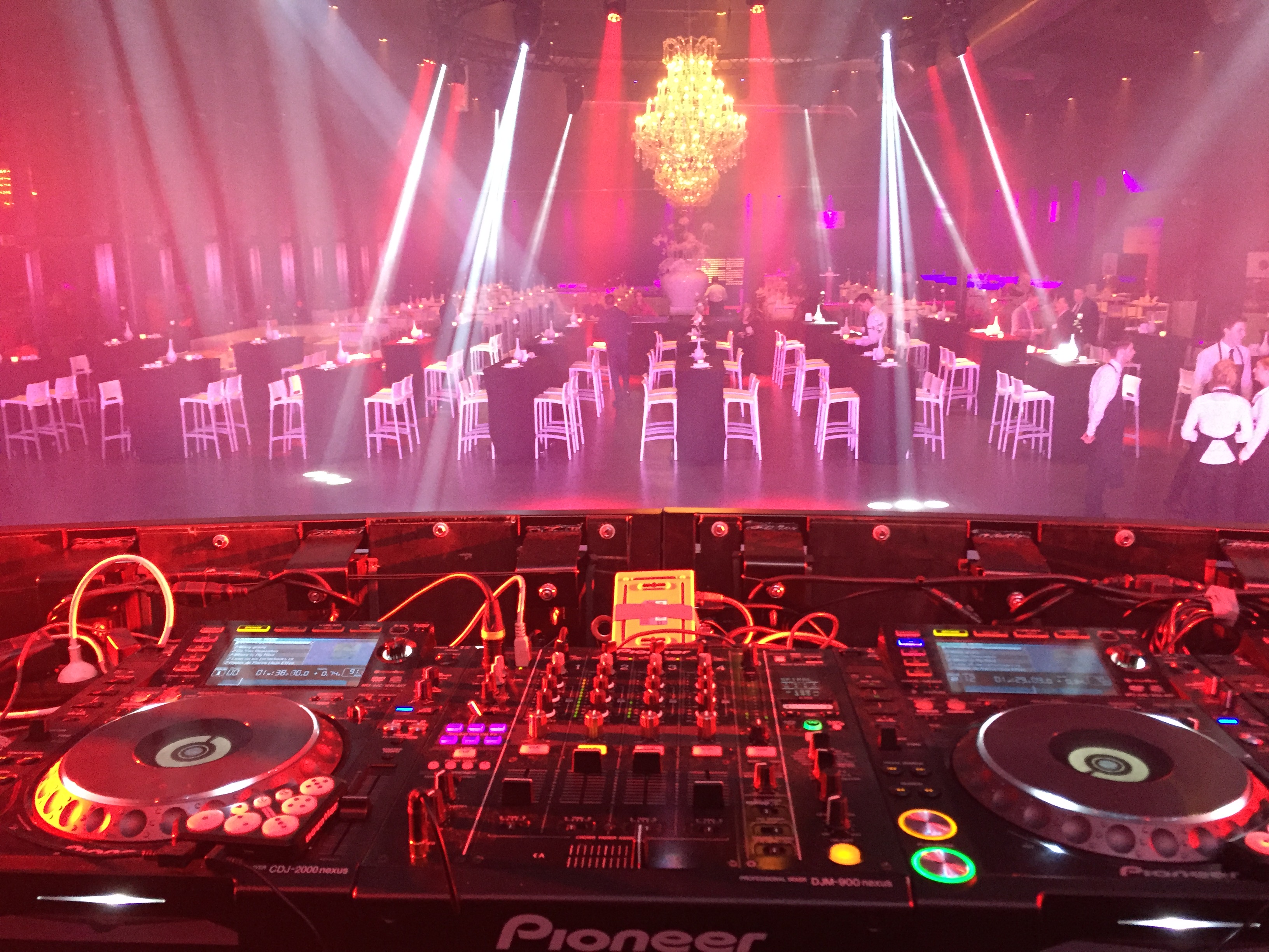 Professionele DJ setup met lichtshow en geluidsinstallatie